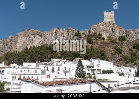 Andalusien in Spanien: Der hübsche Pueblo Blanco von Zahara de la Sierra und der Torre del Homenaje (Turm von Tribute) Stockfoto