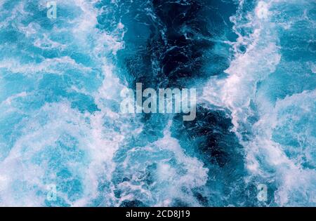 Natürlicher Meeresschaum nach dem Motorboot. Blick auf die Seascape-Perspektive. Schiffstransport auf Kreuzfahrtschiff oder Motorboot. Weiße Welle auf ozeanischer Oberfläche. Dee Stockfoto