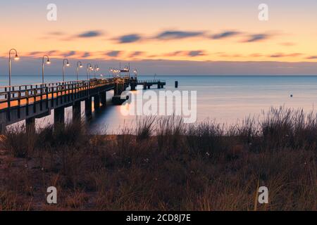Sonnenaufgang am Steg von Göhren an der Ostsee, auf der Insel Rügen. Göhren ist eine Gemeinde im Landkreis Vorpommern-Rügen in Mecklenburg-Vorpommern Stockfoto
