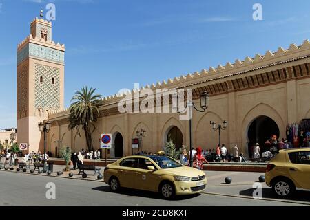 Marrakesch,Marokko-Okt,5,2018: Petit,small, Taxi an einer Straße in Marrakesch warten Ladenbesitzer und ein Taxi auf Kunden. Die Menschen gehen vorbei Stockfoto