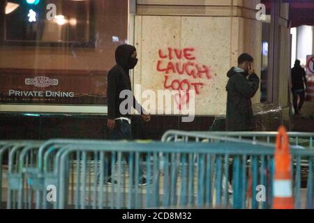 Minneapolis, Minnesota, USA. August 2020. Graffiti Sprichwort ''Live, Lachen, Loot''' wurde Spray auf einem Gebäude in Minneapolis, MN nach Ausschreitungen und Plünderungen ausbrach Plünderungen und Ausschreitungen brach in Minneapolis über die Polizei schießen von Jacob Blake. Quelle: Chris Juhn/ZUMA Wire/Alamy Live News Stockfoto