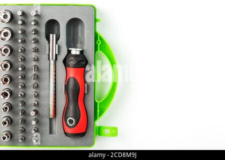 Ein Werkzeugsatz mit verschiedenen Anbaugeräten, Meißeln und Schraubendrehern zur Reparatur von Maschinen und Anlagen. Stockfoto
