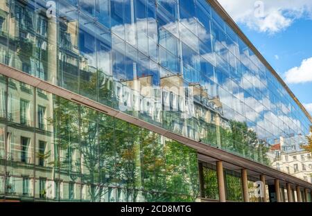 Glasgebäude am Marche Saint-Honore Platz - Paris, Frankreich Stockfoto