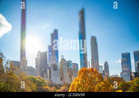 Manhattan Wolkenkratzer steht hinter Herbstfarben Bäume im Central Park Stockfoto