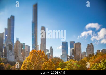 Manhattan Wolkenkratzer steht hinter Herbstfarben Bäume im Central Park Stockfoto