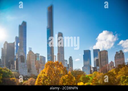 Manhattan Wolkenkratzer steht hinter Herbstfarben Bäume im Central Park Stockfoto