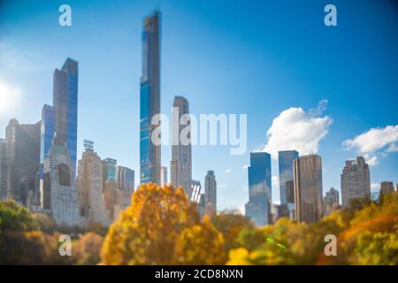 Manhattan Wolkenkratzer steht hinter Herbstfarben Bäume im Central Park Stockfoto