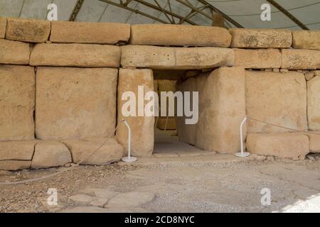 Fassade des großen megalithischen Tempels von Hagar Qim (Ħaġar Qim) in Malta Stockfoto