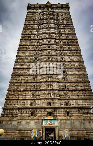 Murdeshwar Tempel rajagopuram Eingang mit flachem Himmel Bild ist nehmen an murdeshwar karnataka indien am frühen Morgen. Es ist einer der höchsten Gopuram oder Stockfoto