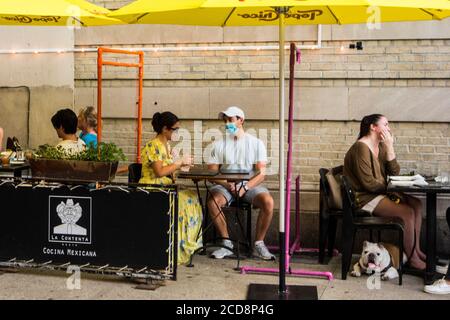 Sitzplätze im Freien mit Plexiglas-Schutzschirmen während der Pandemie von Covid 19 im mexikanischen Restaurant La Cocina Oeste, New York City, NY, USA Stockfoto