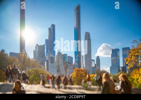 Manhattan Wolkenkratzer steht hinter Herbstfarben Bäume im Central Park Stockfoto