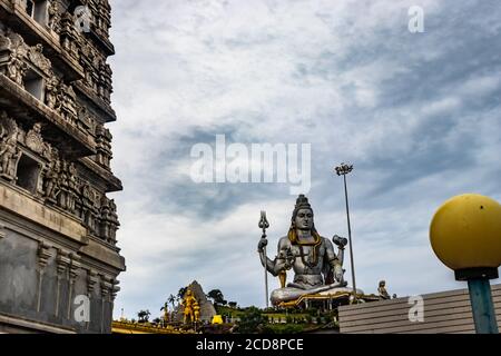 lord shiva Statue am frühen Morgen von einzigartigen Winkel Bild ist nehmen bei murdeshwar karnataka indien am frühen Morgen. Es ist eines der höchsten shi Stockfoto