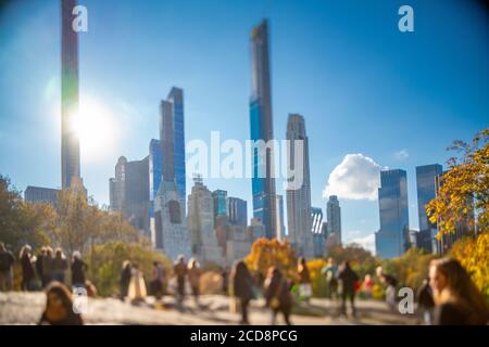 Manhattan Wolkenkratzer steht hinter Herbstfarben Bäume im Central Park Stockfoto