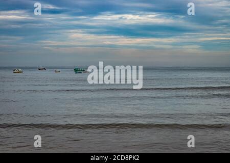 Blick auf den Strand mit Meereswellen am frühen Morgen Aus dem niedrigen Winkel zeigt die heitere Schönheit der Natur Stockfoto