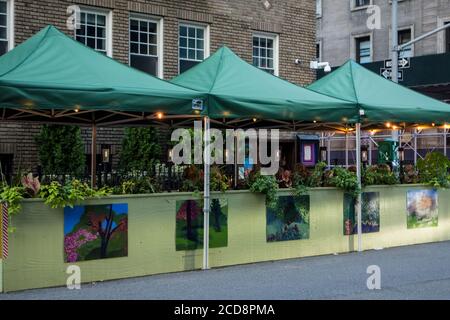 Sitzplätze im Freien während der Pandemie von Covid 19 im North Square Restaurant am Waverly Place und MacDougal in Greenwich Village, New York City, NY, USA Stockfoto