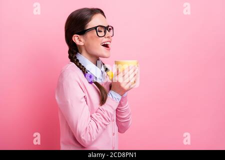 Profilfoto von hübschen Studenten Dame halten Hände heiß frisch Getränketasse Augen geschlossen kleine Pause Hausaufgaben überglücklich gute Laune Tragen Sie T-Shirt Pullover specs Stockfoto