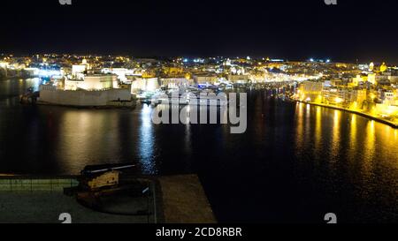 Nachtansicht des Hafens von Valletta (Grand Harbour) von der Saluting Battery in Upper Barrakka Gardens in Valletta, Malta Stockfoto