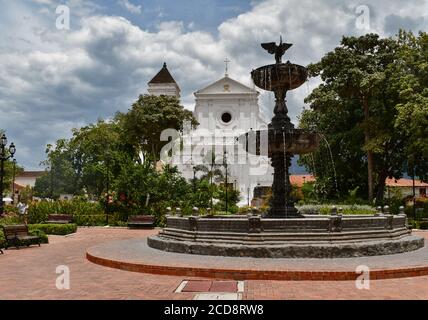 Schriftart und Kirche auf dem hauptplatz von santa fe De antioquia Stockfoto