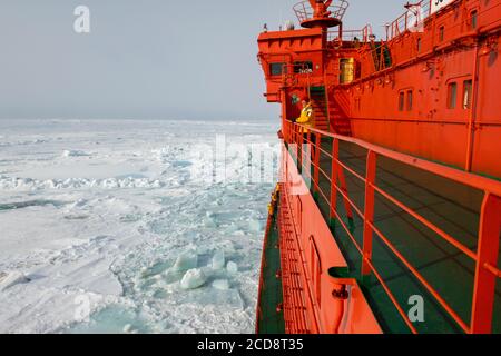 Russland, Hohe Arktis. Absturz durch dichtes Meereis bei 89 Grad Nord Richtung Nordpol. Blick vom Deck des russischen Eisbrechers, 50 Jahre Stockfoto