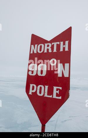 Russland, hohe Arktis, Geographischer Nordpol, 90 Grad Nord. Nordpol-Schild. Stockfoto