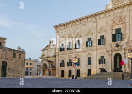 Kastilien Platz mit Auberge de Castille (Kastilien Palast) auf der rechten Seite, jetzt Büro des Premierministers von Malta, in Valletta, Malta Stockfoto