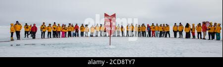 Russland, hohe Arktis, Geographischer Nordpol, 90 Grad Nord. Abenteuertouristen am Nordpol. Stockfoto