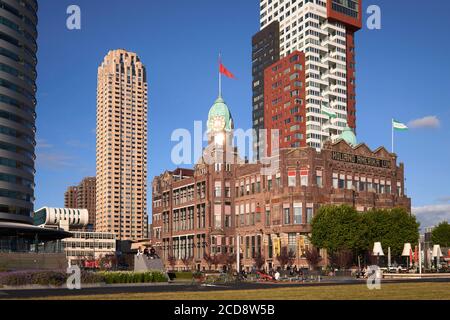 Niederlande, Südholland, Rotterdam, mit Blick auf die Nieuwe Maas und die Southbank Gegend im Hintergrund das New York Hotel wurde 1993 im ehemaligen Gebäude der Holland America Line eröffnet Stockfoto