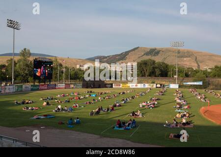 Die Besucher werden beim Betrachten des Films „Space Jam“ im Ogren Park in Missoula, Montana, am Donnerstag, 23. Juli 2020, vorsichtig verteilt. Stockfoto