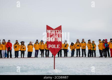 Russland, hohe Arktis, Geographischer Nordpol, 90 Grad Nord. Abenteuertouristen am Nordpol. Stockfoto