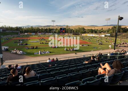 Die Besucher werden beim Betrachten des Films „Space Jam“ im Ogren Park in Missoula, Montana, am Donnerstag, 23. Juli 2020, vorsichtig verteilt. Stockfoto