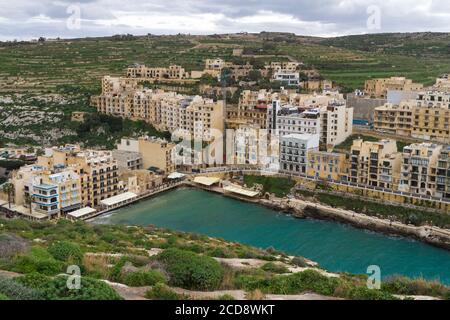 Das Dorf Xlendi in der Bucht von Xlendi auf der Insel Gozo, Malta Stockfoto