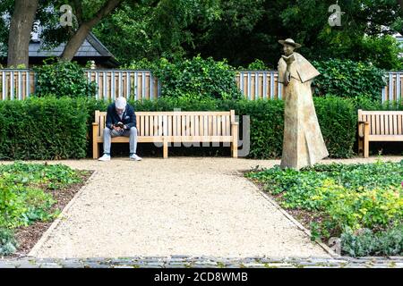 Eine Statue von Kardinal John Henry Newman in den Gärten des Literaturmuseums Dublin, Irland.das Museum befindet sich in den ehemaligen Gebäuden der UCD Stockfoto