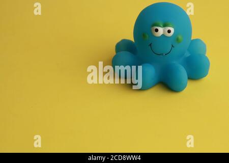 Nahaufnahme des blauen Kraken Spielzeug auf einem gelben Hintergrund Stockfoto