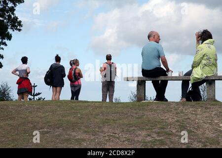 Touristen und Spaziergänger bewundern die Aussicht auf die Surrey Hills vom Leith Hill Tower, Leith Hill, Surrey, England, Großbritannien, August 2020 Stockfoto