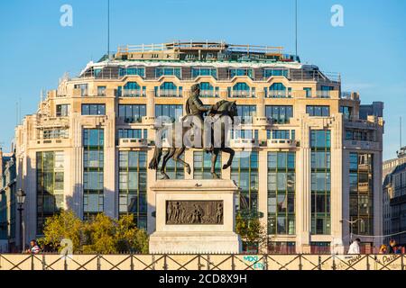 Frankreich, Paris, Reiterstatue von Henri IV. Und das Gebäude der Samaritaine Stockfoto