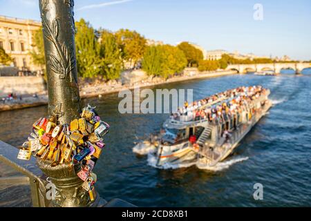 Frankreich, Paris, von der UNESCO zum Weltkulturerbe erklärt, Vorhängeschloss der Liebe an der Pont des Arts und ein Fliegenboot Stockfoto