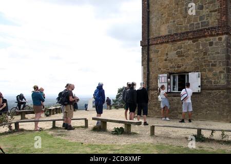 Besucher des Leith Hill Tower warten auf Erfrischungen während der Covid19 Pandemie, Leith Hill, Surrey, England, Großbritannien, August 2020 Stockfoto