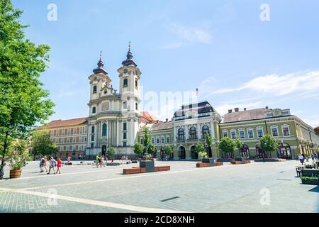 Minorita Kirche und Rathaus auf dem Dobó István Platz in der historischen Stadt Eger, Ungarn. Stockfoto