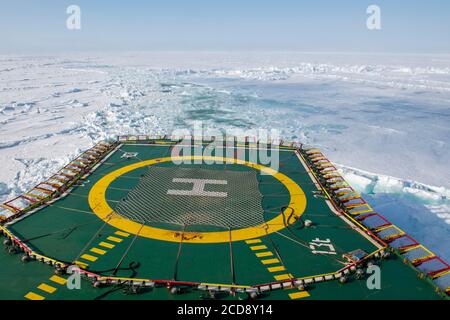 Russland. Russischer Atomeisbrecher, 50 Jahre Sieg Durchbrechen des Packeises in der Hohen Arktis bei 85.6 Grad Nord. Hubschrauberlandeplatz. Stockfoto