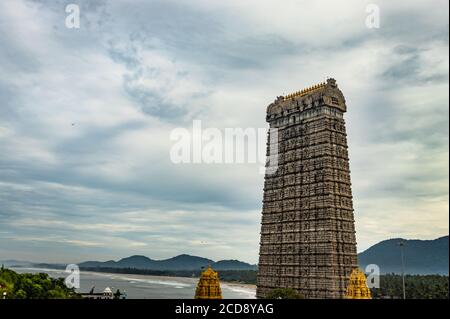 Murdeshwar Tempel rajagopuram Eingang mit flachem Himmel Bild ist nehmen an murdeshwar karnataka indien am frühen Morgen. Es ist einer der höchsten Gopuram oder Stockfoto