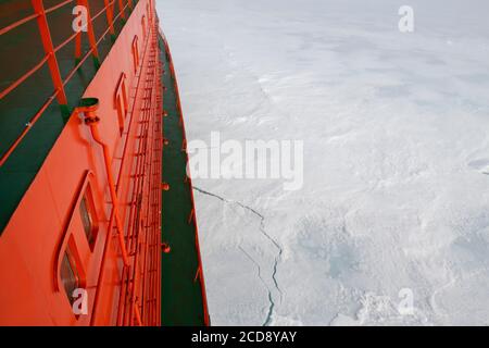 Russland. Russischer Atomeisbrecher, 50 Jahre Sieg Durchbrechen des Packeises in der Hohen Arktis bei 85.6 Grad Nord. Stockfoto