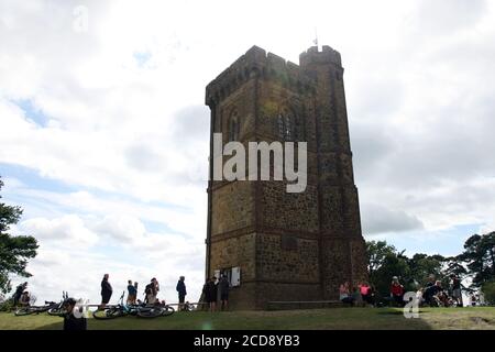 Besucher des Leith Hill Tower warten auf Erfrischungen während der Covid19 Pandemie, Leith Hill, Surrey, England, Großbritannien, August 2020 Stockfoto