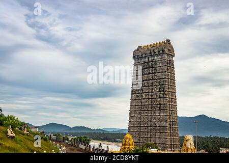 Murdeshwar Tempel rajagopuram Eingang mit flachem Himmel Bild ist nehmen an murdeshwar karnataka indien am frühen Morgen. Es ist einer der höchsten Gopuram oder Stockfoto