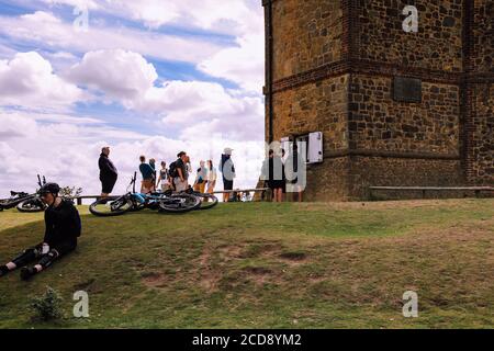 Besucher des Leith Hill Tower warten auf Erfrischungen während der Covid19 Pandemie, Leith Hill, Surrey, England, Großbritannien, August 2020 Stockfoto