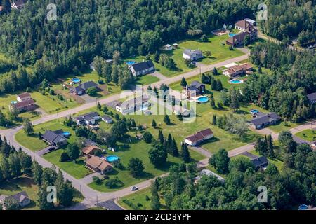 Kanada, Provinz Quebec, Mauricie Region, Luftaufnahme, Vorstadthäuser mit Schwimmbad Stockfoto