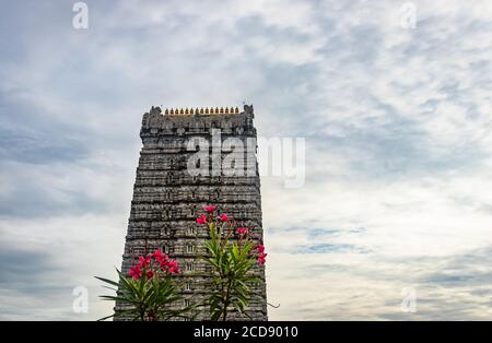 Murdeshwar Tempel rajagopuram Eingang mit flachem Himmel Bild ist nehmen an murdeshwar karnataka indien am frühen Morgen. Es ist einer der höchsten Gopuram oder Stockfoto