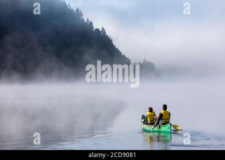 Kanada, Provinz Quebec, Mauricie Region, Saint-Maurice Wildlife Reserve nördlich des Mauricie National Park, morgendliche Kanutour auf Soucis Lake, Vater und Sohn im Morgennebel MODEL RELEASE OK Stockfoto