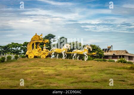 holly Arjuna Chariot von Mahabharata in goldener Farbe mit erstaunlichen Himmel Hintergrund Bild wird bei murdeshwar karnataka indien genommen. Stockfoto