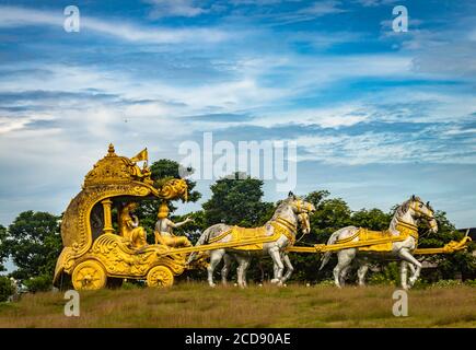 holly Arjuna Chariot von Mahabharata in goldener Farbe mit erstaunlichen Himmel Hintergrund Bild wird bei murdeshwar karnataka indien genommen. Stockfoto