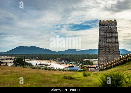 Murdeshwar Tempel rajagopuram Eingang mit flachem Himmel Bild ist nehmen an murdeshwar karnataka indien am frühen Morgen. Es ist einer der höchsten Gopuram oder Stockfoto